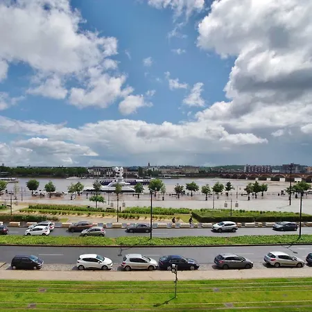 Le Port De La Lune - Vue Panoramique Sur Les Quais *